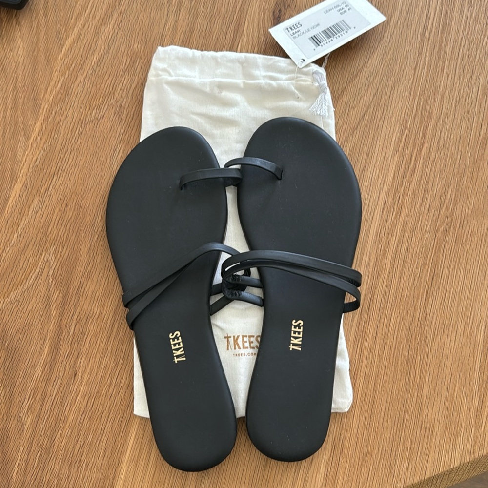 NWT TKEES Leah Black sandals US 10 EUROPE 41